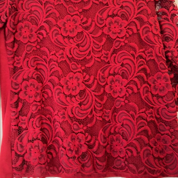 Lacy overlay on front with 3/4 sleeve and zippered back - Picture 2 of 7